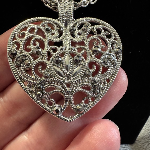 Beautiful Silver Tone Filigree Heart Pendant Necklace and Pierced Earring Set - Picture 2 of 3